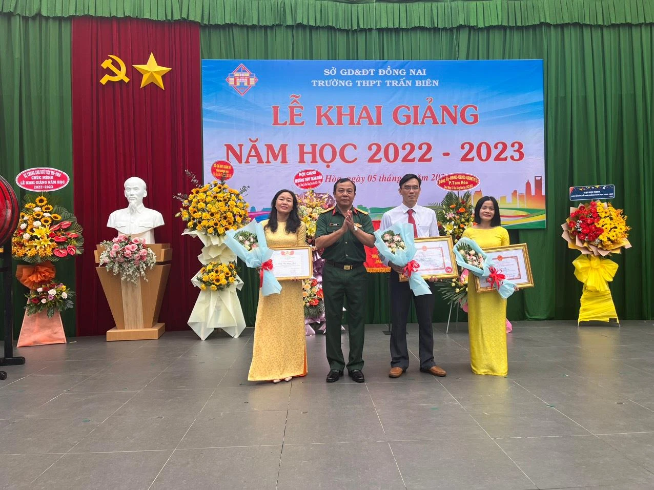 Đại tá Vũ Văn Điền, Uỷ viên thường vụ Tỉnh Uỷ, Chỉ huy trưởng Bộ CHQS tỉnh tặng hoa và bằng khen cho Ban giám hiệu