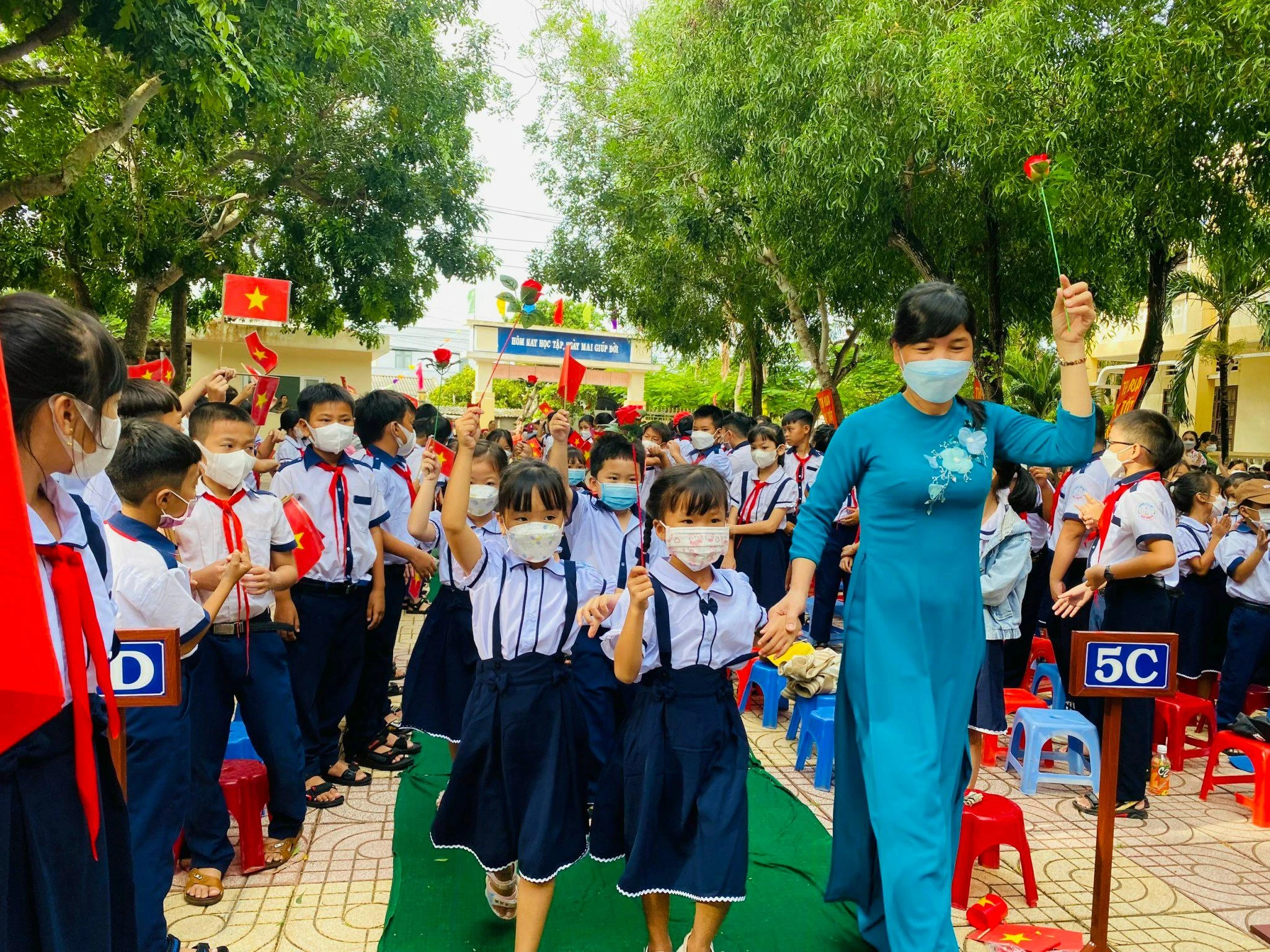 Học sinh tiểu học Ngũ Phụng háo hức bước vào năm học mới