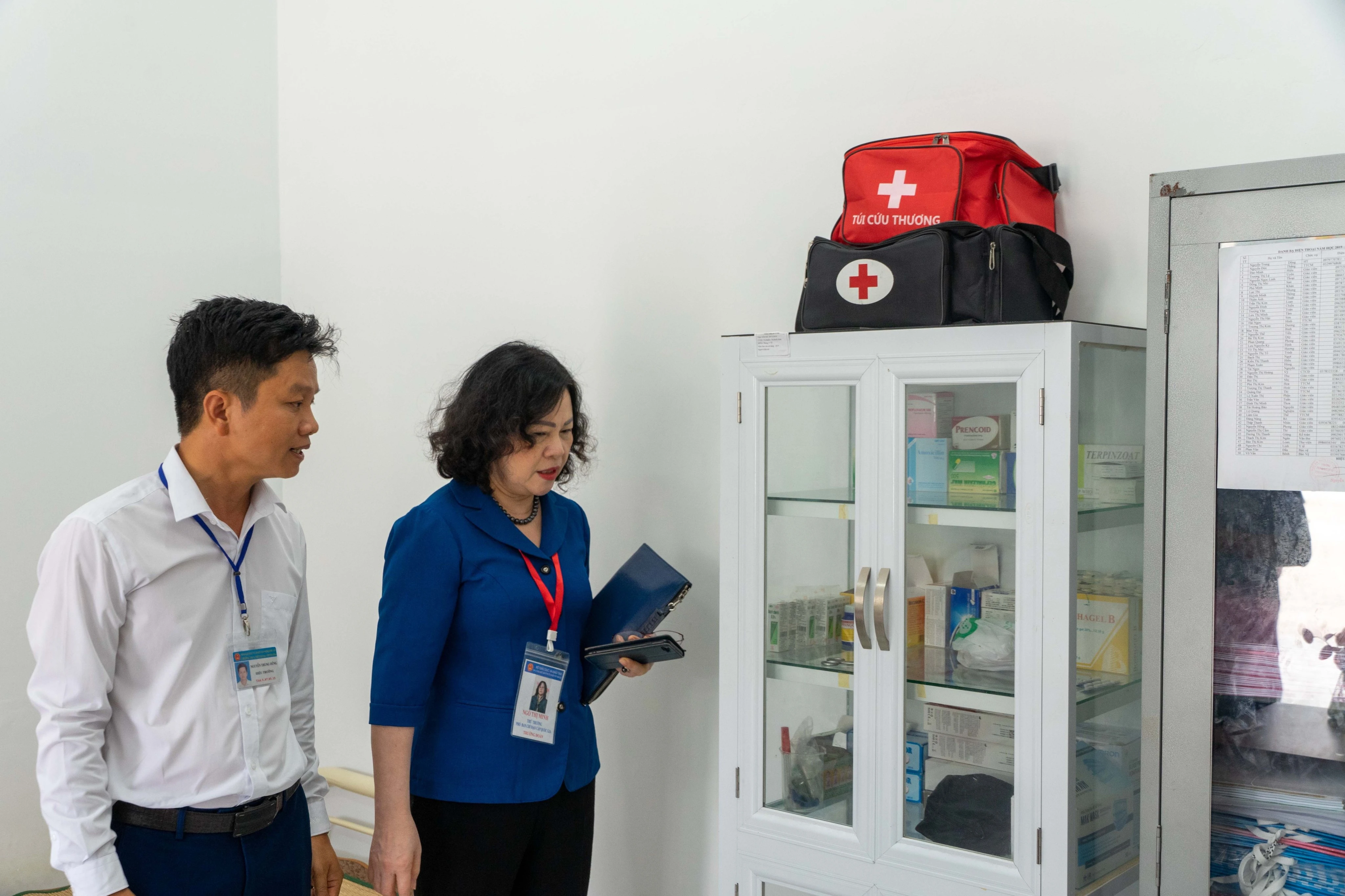 Thứ trưởng Ngô Thị Minh, Phó trưởng ban chỉ đạo cấp Quốc gia kỳ thi tốt nghiệp THPT 2023 kiểm tra phòng y tế tại một điểm thi ở Ninh Thuận.