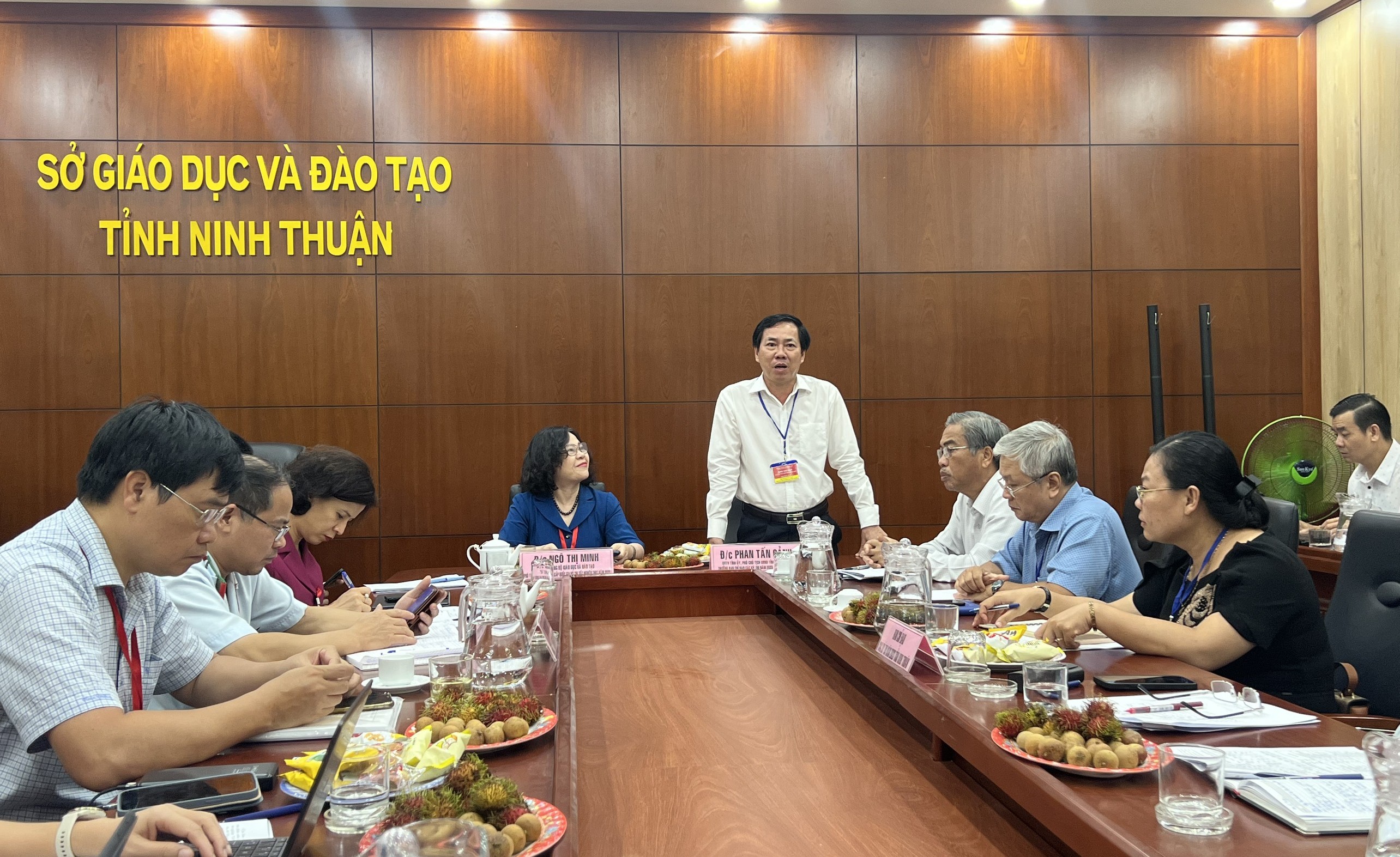 Ông Phan Tấn Cảnh, Phó chủ tịch UBND tỉnh Ninh Thuận trao đổi cùng Đoàn công tác của Bộ GD&ĐT. Ông Phan Tấn Cảnh, Phó chủ tịch UBND tỉnh Ninh Thuận trao đổi cùng Đoàn công tác của Bộ GD&ĐT.