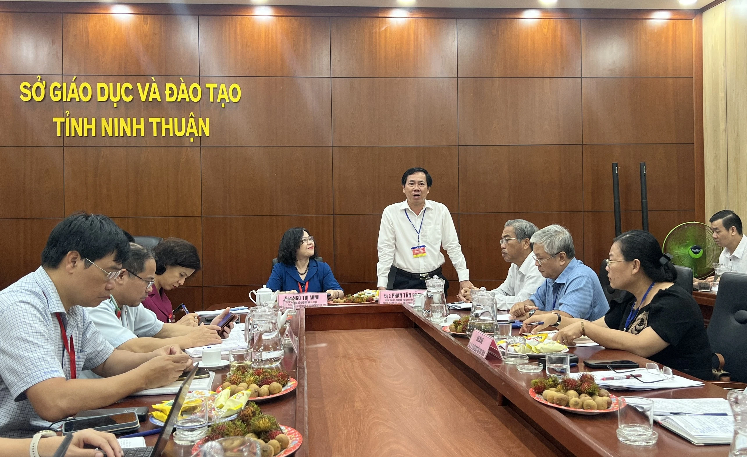 Ông Phan Tấn Cảnh, Phó chủ tịch UBND tỉnh Ninh Thuận trao đổi cùng Đoàn công tác của Bộ GD&amp;ĐT.