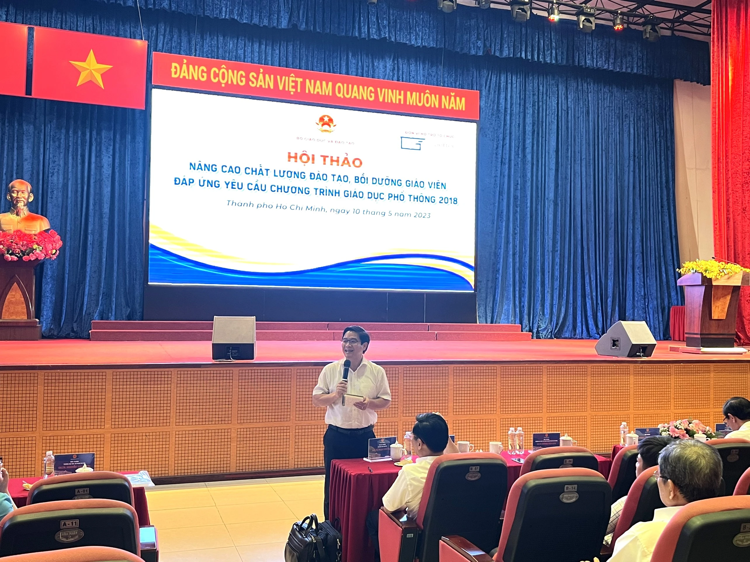 Ông Thái Văn Tài, Vụ trưởng Vụ Giáo dục Tiểu học chia sẻ tại hội nghị.