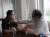 Một bệnh nhân được các bác sĩ khám lại theo giấy mời của Bệnh viện đa khoa vùng Tây Nguyên. (Ảnh: TT)