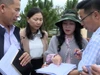 Giám đốc Sở GD&ĐT Lâm Đồng Lê Thị Bích Liên khảo sát thực địa tại khu vực biên giới. (Ảnh: Minh Hoàng)