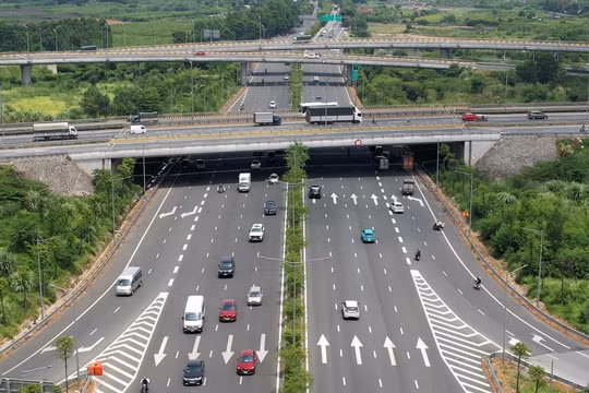 Đề xuất thí điểm 'làn vượt xe' trên cao tốc