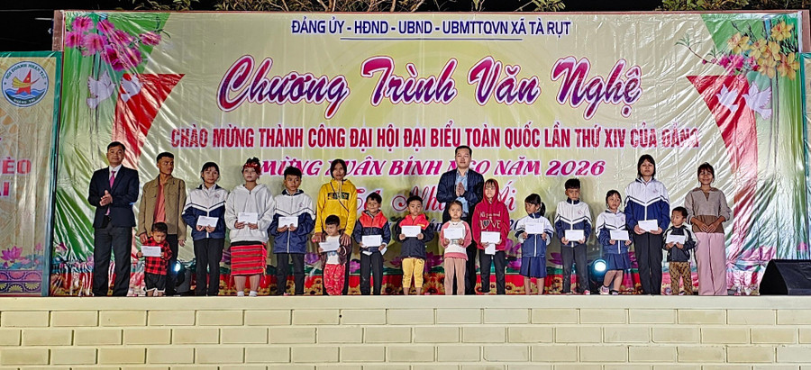 Phóng viên Báo Giáo dục và Thời đại và lãnh đạo địa phương tặng quà đến học sinh trên địa bàn.