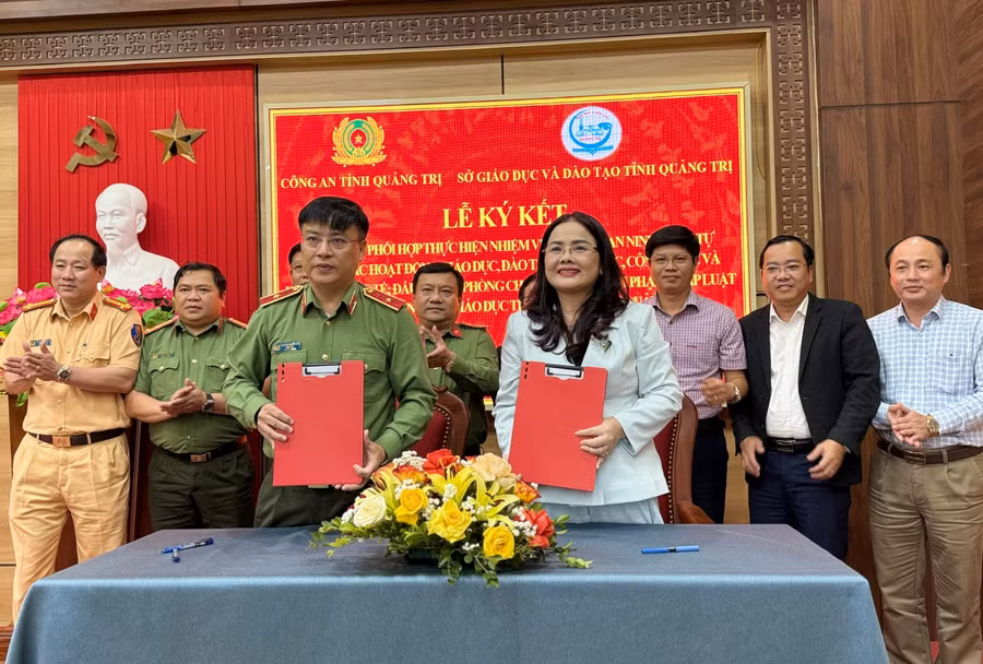 Đại diện lãnh đạo Công an tỉnh và Sở GD&ĐT tỉnh Quảng Trị ký kết kế hoạch phối hợp đảm bảo an ninh trong các hoạt động giáo dục.