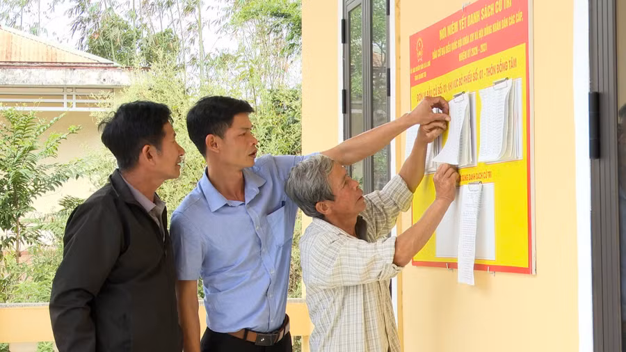 Người dân miền núi Quảng Trị xem thông tin niêm yết bầu cử.