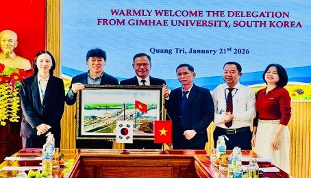 Trường THPT Triệu Phong (tỉnh Quảng Trị) và Trường Đại học Gimhae thống nhất nhiều nội dung hợp tác giáo dục. Ảnh: Chiếm Khang