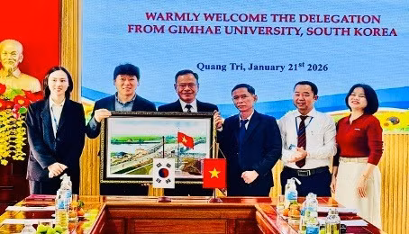 Trường THPT Triệu Phong (tỉnh Quảng Trị) và Trường Đại học Gimhae thống nhất nhiều nội dung hợp tác giáo dục. Ảnh: Chiếm Khang