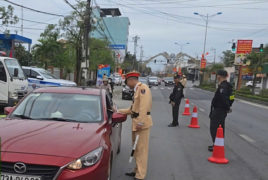 Lực lượng Cảnh sát giao thông Công an tỉnh Quảng Trị đồng loạt ra quân tuần tra, kiểm soát và xử lý vi phạm.