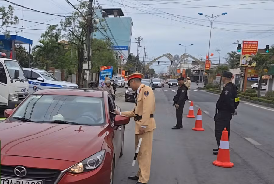 Lực lượng Cảnh sát giao thông Công an tỉnh Quảng Trị đồng loạt ra quân tuần tra, kiểm soát và xử lý vi phạm.