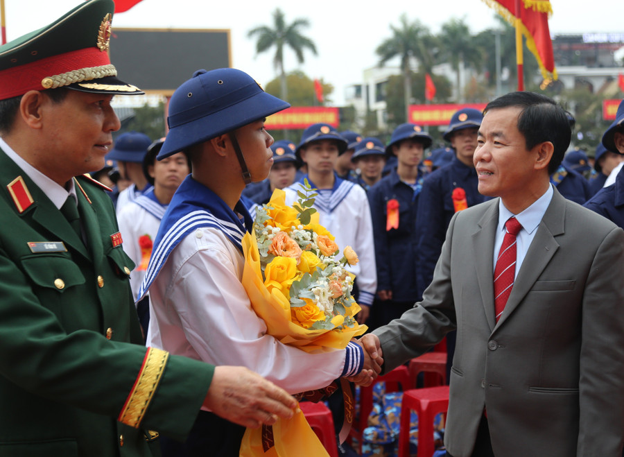 Ông Nguyễn Văn Phương, Bí thư Tỉnh ủy Quảng Trị tặng hoa động viên các tân binh.