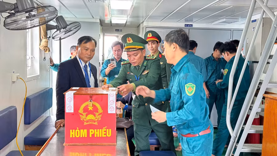 Tổ bầu cử chuẩn bị thùng phiếu phụ để cử tri làm nhiệm vụ trên biển thực hiện quyền công dân.