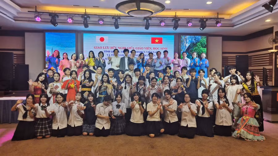 Cán bộ, giáo viên và học sinh 2 tỉnh chụp ảnh lưu niệm.