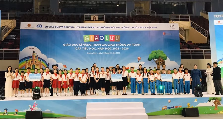 Ban tổ chức trao giải cho 3 đội đạt thành tích xuất sắc.