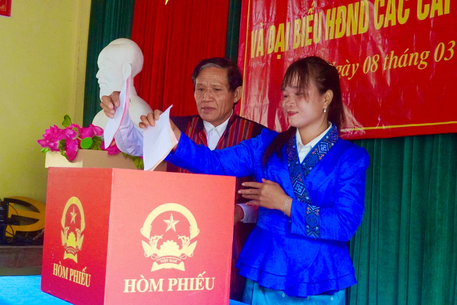 Cử tri bản Nước Đắng (xã Trường Sơn) bỏ phiếu bầu cử. (Ảnh: Phú Xuân)