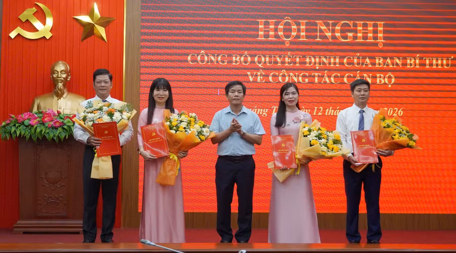 Ông Nguyễn Văn Phương, Bí thư Tỉnh ủy trao quyết định của Ban Bí thư cho các cán bộ.