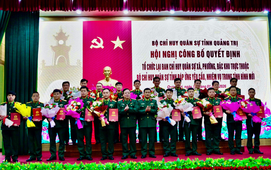 Lãnh đạo Quân khu 4 và Bộ CHQS tỉnh Quảng Trị trao quyết định bổ nhiệm 78 Chỉ huy trưởng Ban CHQS các xã, phường.