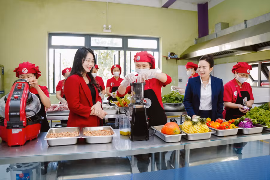 Lựa chọn, chế biến thực phẩm theo quy trình chặt chẽ.