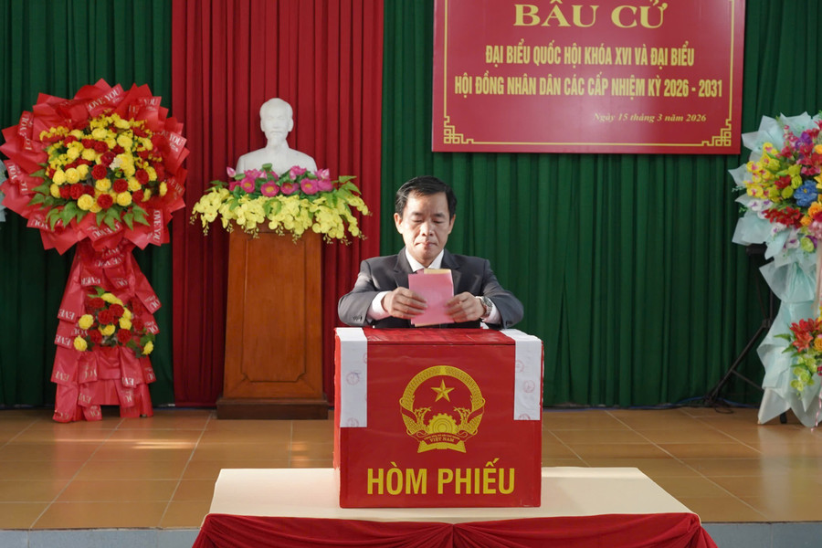 Bí thư tỉnh Quảng Trị Nguyễn Văn Phương bỏ phiếu bầu cử.