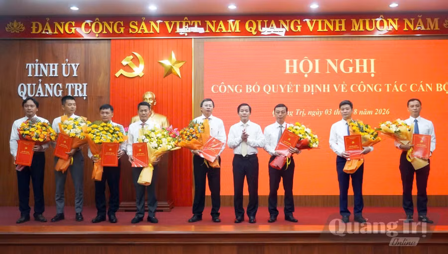 Ông Nguyễn Văn Phương, Bí thư Tỉnh ủy trao quyết định bổ nhiệm lãnh đạo các đơn vị. Ảnh: Báo Quảng Trị