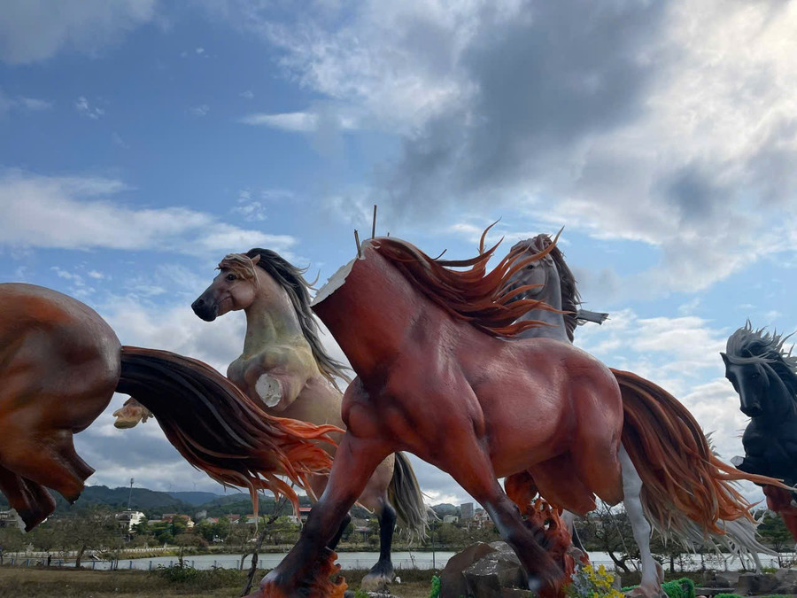 Một con ngựa mô hình đã bị mất phần đầu và chân.