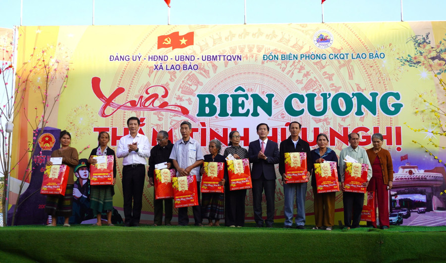 Bí thư Tỉnh ủy Nguyễn Văn Phương trao quà Tết đến người dân vùng biên giới.