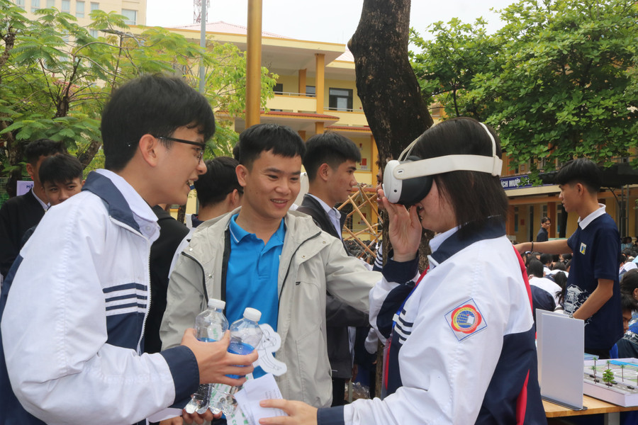 Học sinh trải nghiệm các sản phẩm sáng tạo tại Ngày hội STEAM.