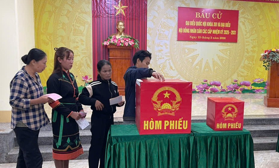 Cử tri đồng bào Rục ở xã Kim Phú (Quảng Trị) tham gia bỏ phiếu.