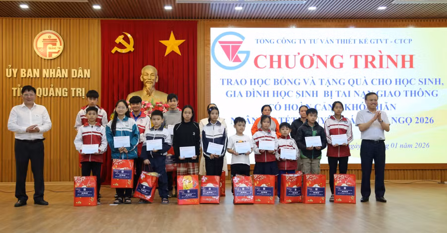 Ông Lê Đức Tiến, Phó Chủ tịch UBND tỉnh Quảng Trị (bên phải) trao học bổng đến học sinh.