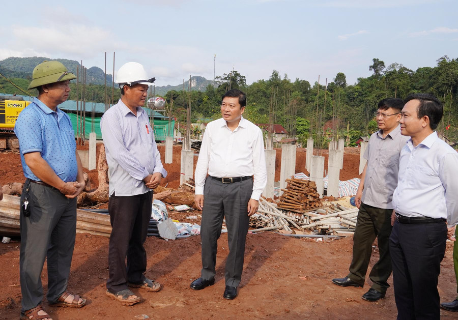 Ông Lê Hồng Vinh kiểm tra thực địa công trình Trường Nội trú Tiểu học và Trung học cơ sở Thượng Trạch. (Ảnh: Hồng Mến)