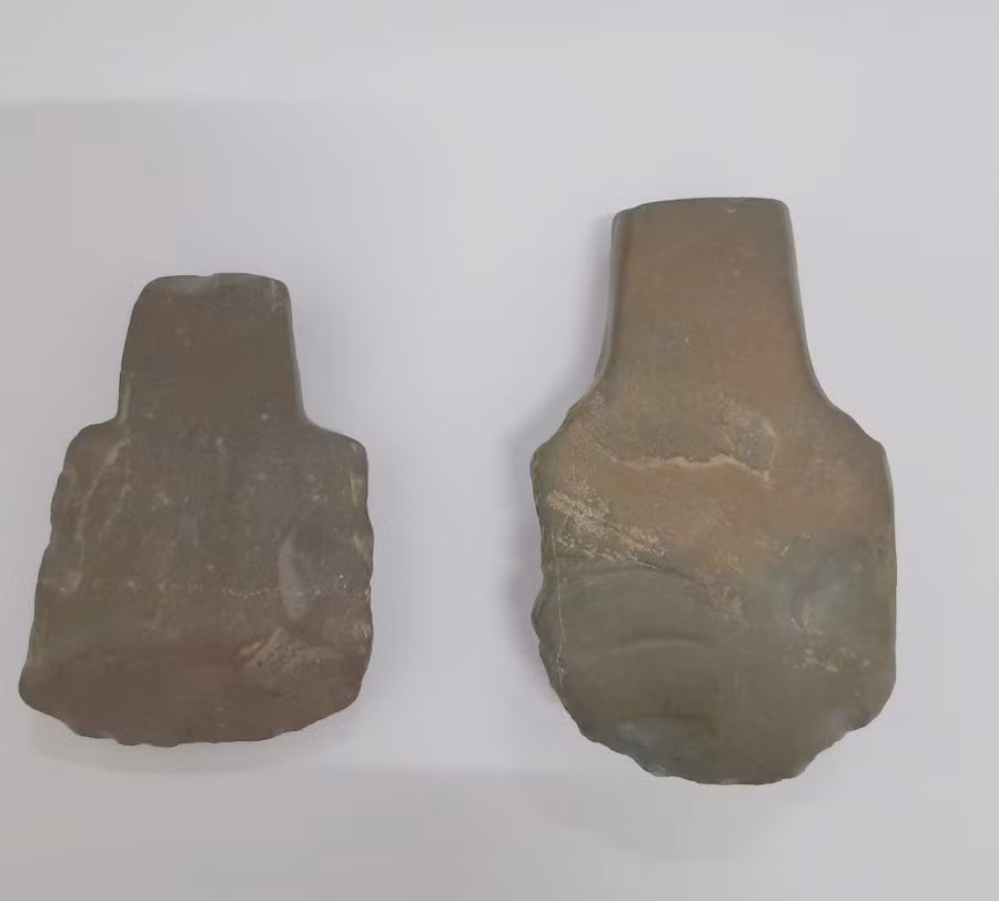 Hình dạng chiếc rìu đá do đoàn thám hiểm phát hiện tại hang Én.