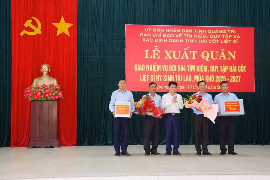 Ông Lê Văn Bảo, Phó Chủ tịch UBND tỉnh tặng quà động viên các cán bộ Đội 584.