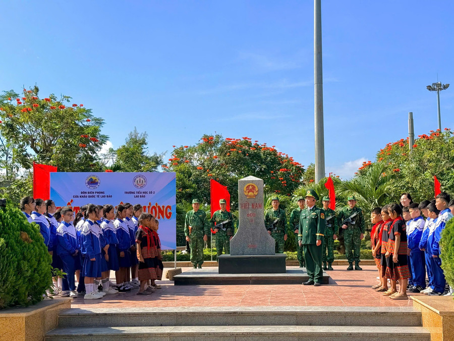 Học sinh tham gia tiết học đặc biệt tại mốc quốc giới 605 trong ngày đầu năm.