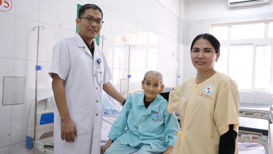 Bà mẹ VNAH Dương Thị Thí được phẫu thuật thay khớp háng bán phần và phục hồi nhanh.