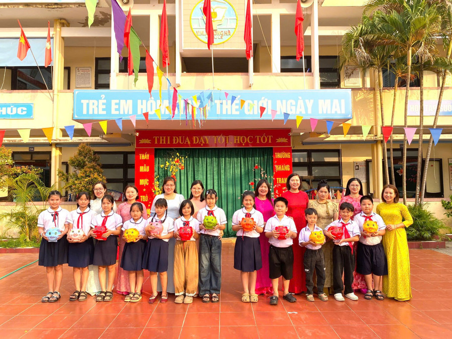 Học sinh Trường Tiểu học Lê Văn Tám tham gia phong trào nuôi heo đất.