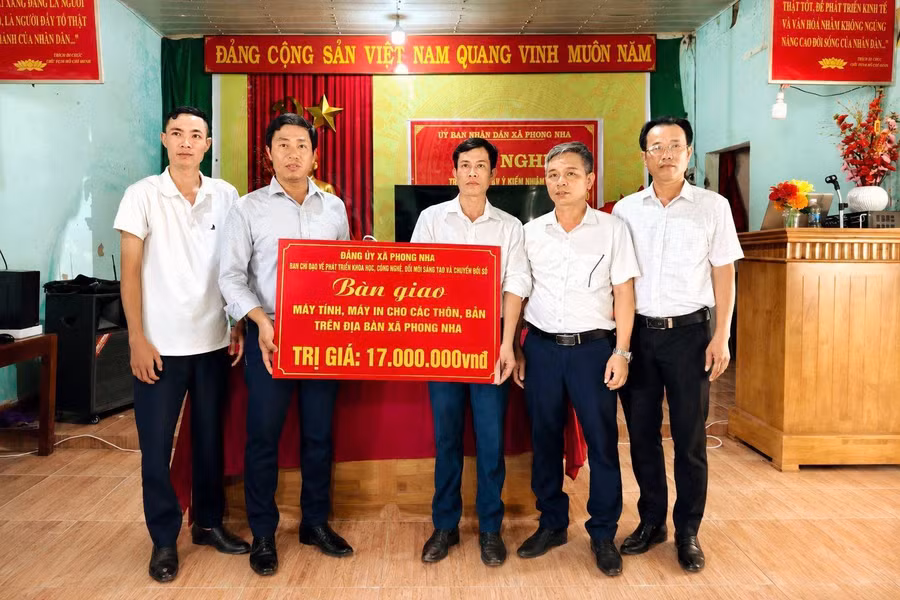 Lãnh đạo xã Phong Nha (Quảng Trị) bàn giao máy tính cho các thôn.
