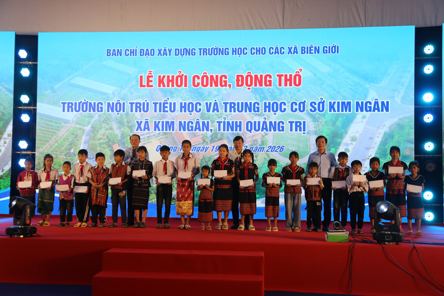 Lãnh đạo Trung ương và tỉnh Quảng Trị tặng quà đến học sinh.