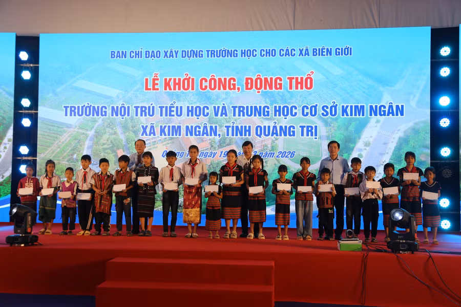 Lãnh đạo Trung ương và tỉnh Quảng Trị tặng quà đến học sinh.
