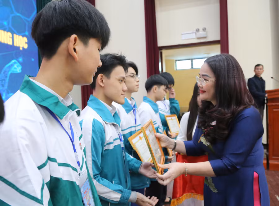 Bà Lê Thị Hương - Giám đốc Sở GD&ĐT tặng Giấy khen cho các học sinh. 