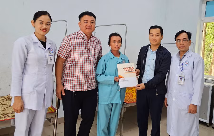 Phóng viên Báo GD&TĐ trao quà bạn đọc đến cô giáo Trần Thị Thương.