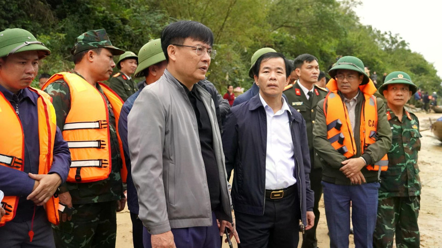 Ông Nguyễn Văn Phương, Bí thư Tỉnh uỷ Quảng Trị chỉ đạo công tác tìm kiếm nạn nhân. Ảnh: QV