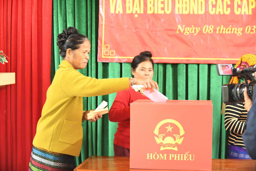 Cử tri vùng núi ở xã Trường Sơn (Quảng Trị) bỏ phiếu bầu vào thùng phiếu, thực hiện quyền và nghĩa vụ của công dân.
