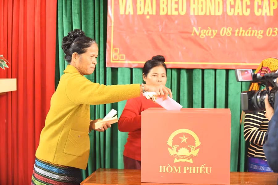 Cử tri vùng núi ở xã Trường Sơn (Quảng Trị) bỏ phiếu bầu vào thùng phiếu, thực hiện quyền và nghĩa vụ của công dân.