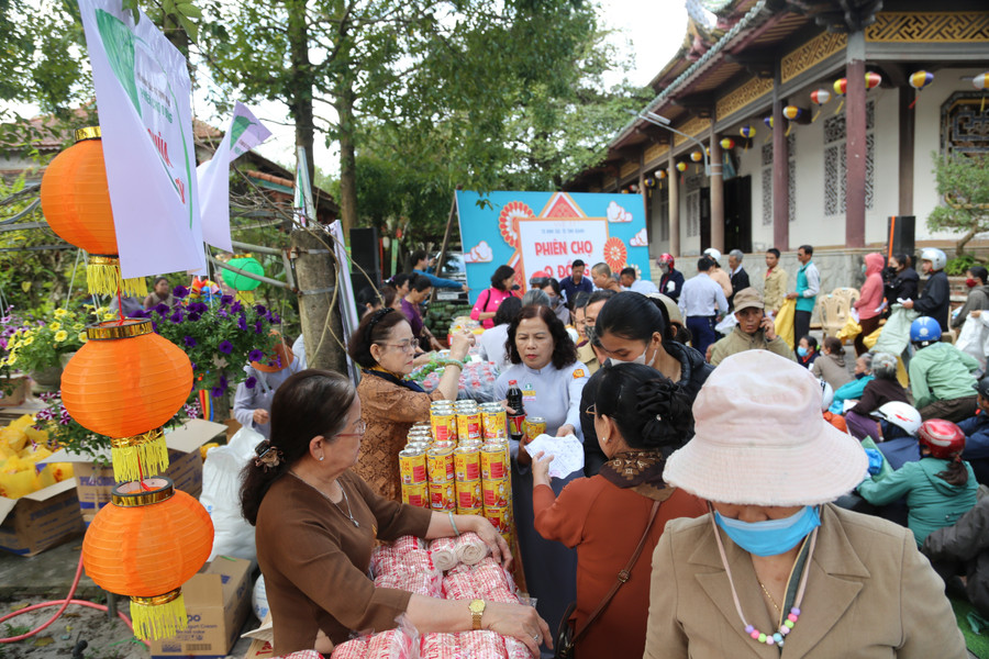 Người dân đến “Phiên chợ 0 đồng” được tặng một phiếu nhận quà với gần 40 sản phẩm.