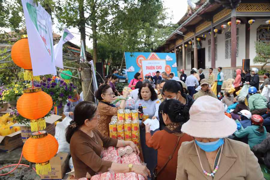 Người dân đến “Phiên chợ 0 đồng” được tặng một phiếu nhận quà với gần 40 sản phẩm.