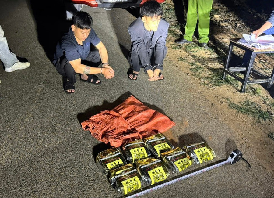 Hai nghi phạm bị bắt giữ cùng tang vật.