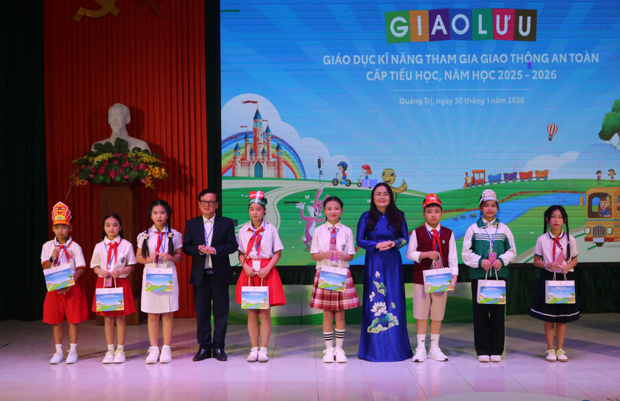 Lãnh đạo Sở GD&ĐT tỉnh Quảng Trị trao quà cho học sinh tham gia hội thi.