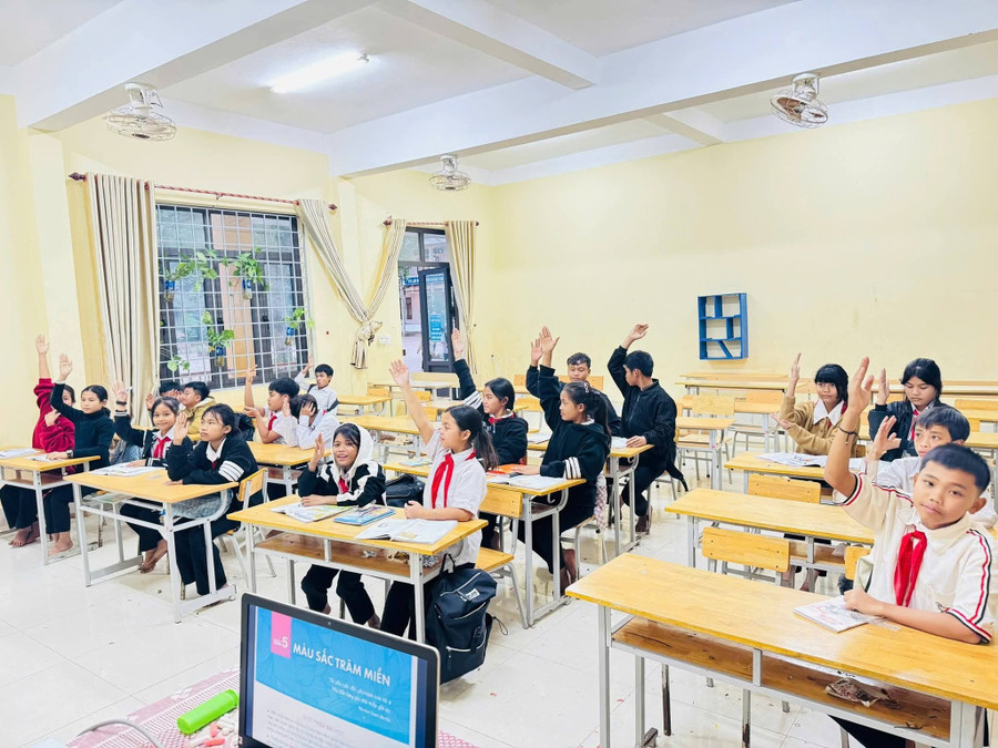 Học sinh vùng cao được động viên bằng các chính sách hỗ trợ học tập.